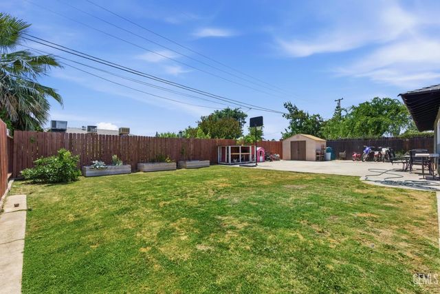 1005 Highmoor Avenue, Bakersfield, CA 93308