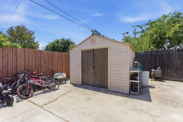 1005 Highmoor Avenue, Bakersfield, CA 93308