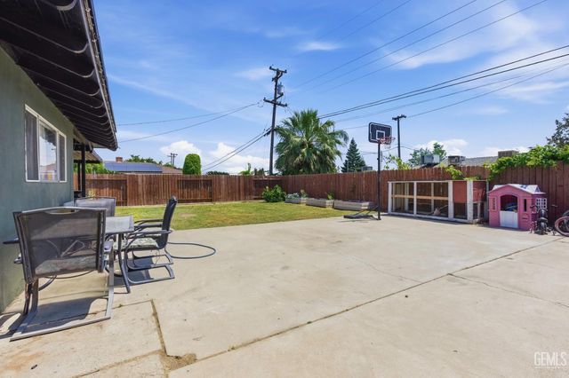 1005 Highmoor Avenue, Bakersfield, CA 93308