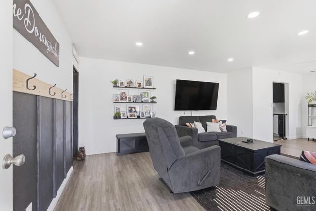 1005 Highmoor Avenue, Bakersfield, CA 93308