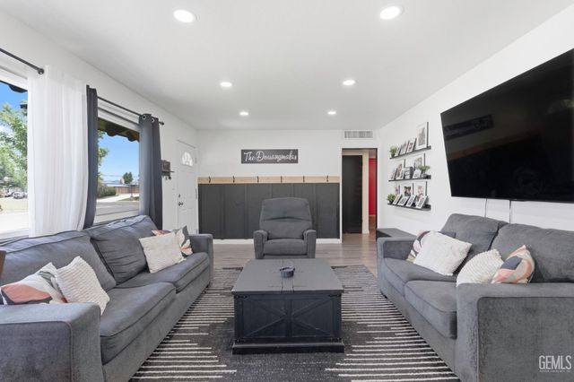 1005 Highmoor Avenue, Bakersfield, CA 93308