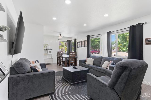 1005 Highmoor Avenue, Bakersfield, CA 93308