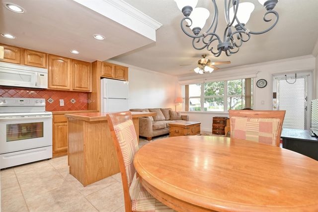 102 Coventry E 102, West Palm Beach, FL 33417