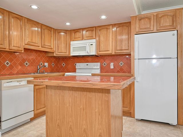 102 Coventry E 102, West Palm Beach, FL 33417