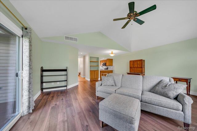 3018 Rivers Edge Drive N, Wayne, MI 48184