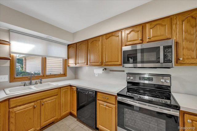 3018 Rivers Edge Drive N, Wayne, MI 48184