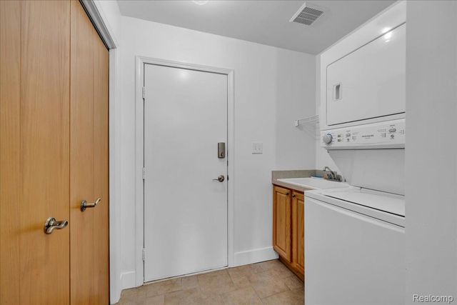 3018 Rivers Edge Drive N, Wayne, MI 48184