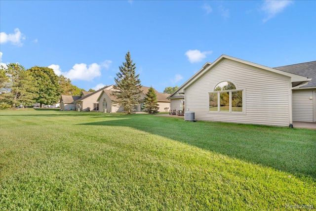 3018 Rivers Edge Drive N, Wayne, MI 48184