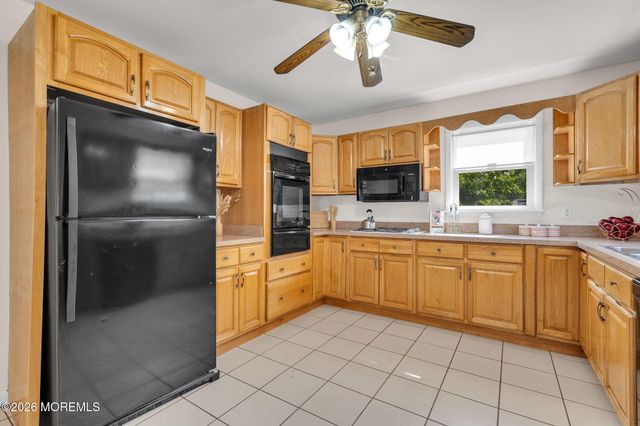 9 Green Ridge Drive, Toms River, NJ 08757