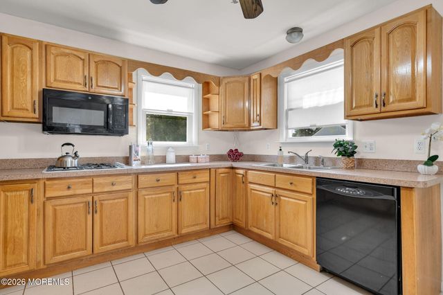 9 Green Ridge Drive, Toms River, NJ 08757
