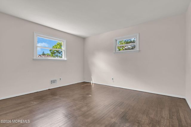 9 Green Ridge Drive, Toms River, NJ 08757