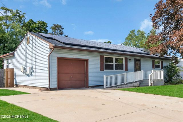 9 Green Ridge Drive, Toms River, NJ 08757