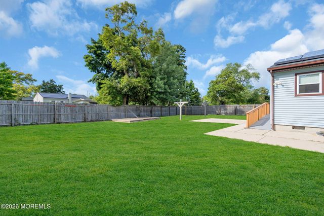 9 Green Ridge Drive, Toms River, NJ 08757