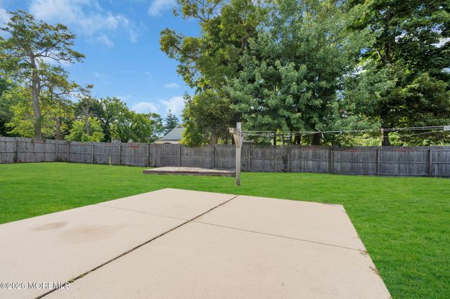9 Green Ridge Drive, Toms River, NJ 08757