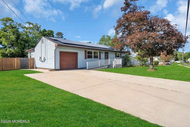 9 Green Ridge Drive, Toms River, NJ 08757