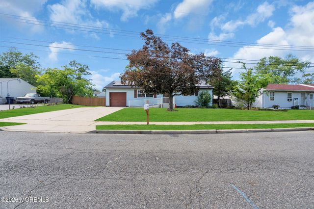9 Green Ridge Drive, Toms River, NJ 08757