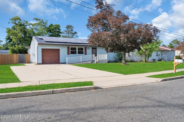 9 Green Ridge Drive, Toms River, NJ 08757