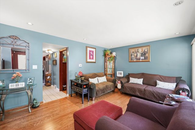 4551 W Foster Avenue, Chicago, IL 60630