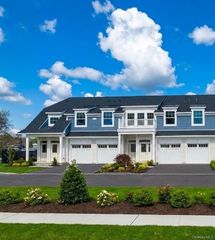 605 Bay View Circle 5, Moriches, NY 11955
