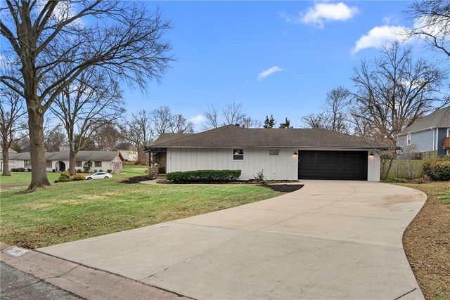 9601 W 104th Terrace, Overland Park, KS 66212
