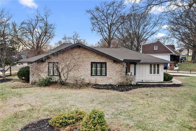 9601 W 104th Terrace, Overland Park, KS 66212