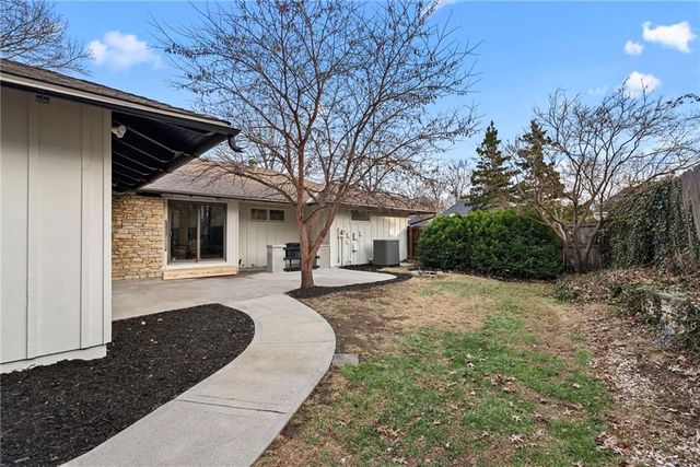 9601 W 104th Terrace, Overland Park, KS 66212