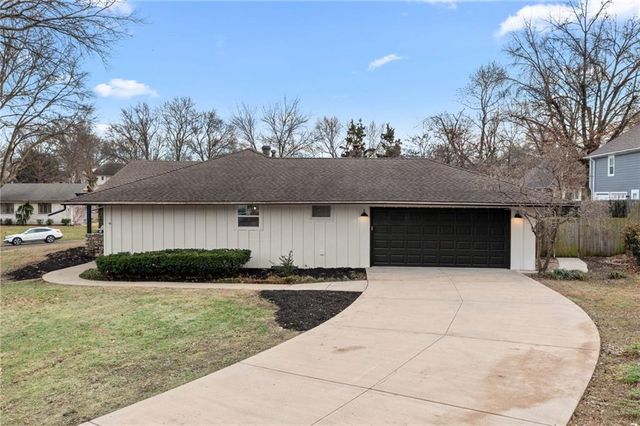 9601 W 104th Terrace, Overland Park, KS 66212