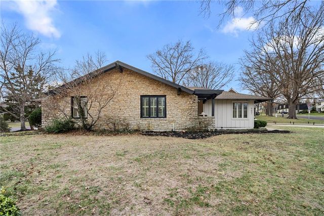 9601 W 104th Terrace, Overland Park, KS 66212