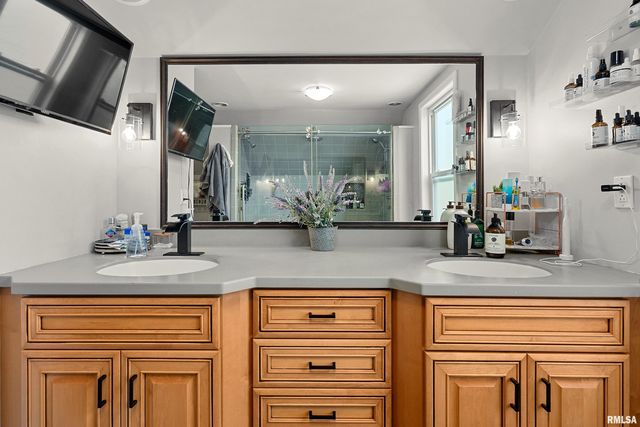 5019 N EDGEBROOK Drive, Peoria, IL 61614