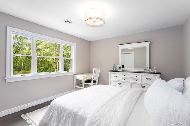 11 Stuart Court, Hampton Bays, NY 11946