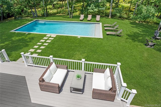 11 Stuart Court, Hampton Bays, NY 11946