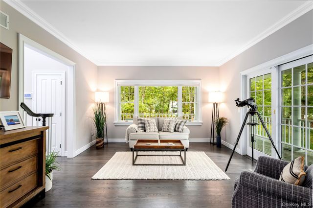 11 Stuart Court, Hampton Bays, NY 11946