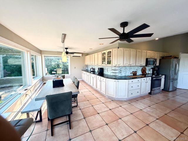 588 E Long Beach Road, Nissequogue, NY 11780