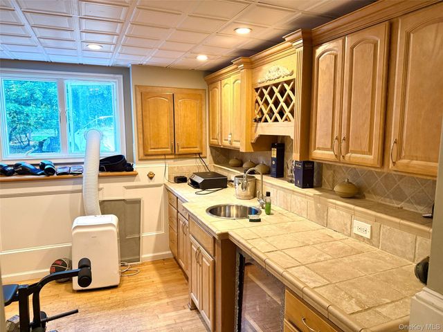 588 E Long Beach Road, Nissequogue, NY 11780