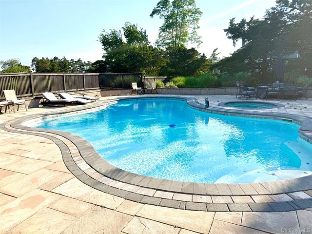 588 E Long Beach Road, Nissequogue, NY 11780