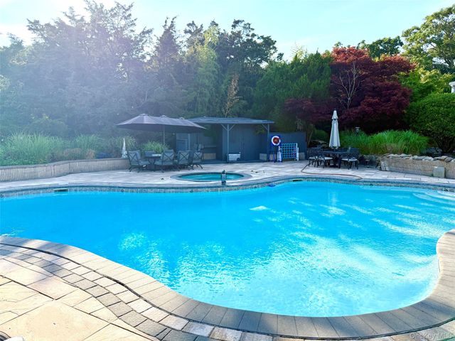 588 E Long Beach Road, Nissequogue, NY 11780