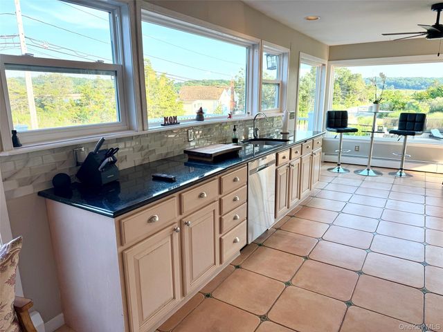 588 E Long Beach Road, Nissequogue, NY 11780