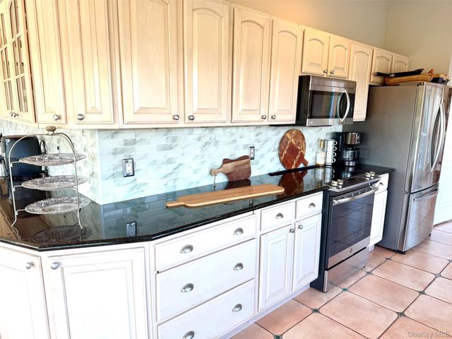 588 E Long Beach Road, Nissequogue, NY 11780