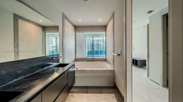 200 Biscayne Boulevard Way 5104, Miami, FL 33131