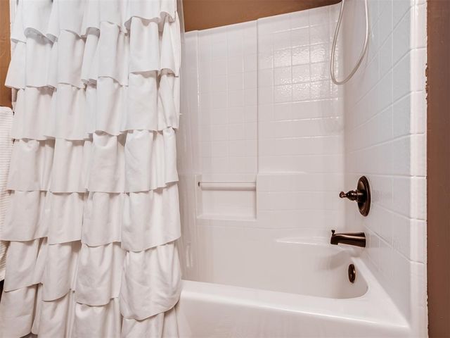 725 SW 12th Street, Moore, OK 73160