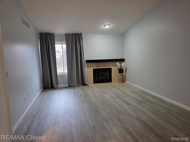 1806 S Hill Boulevard, Bloomfield Charter Township, MI 48304