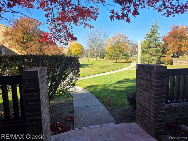 1806 S Hill Boulevard, Bloomfield Charter Township, MI 48304