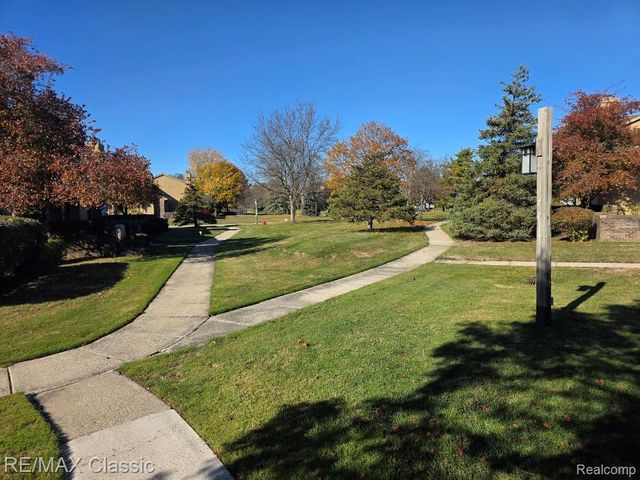 1806 S Hill Boulevard, Bloomfield Charter Township, MI 48304