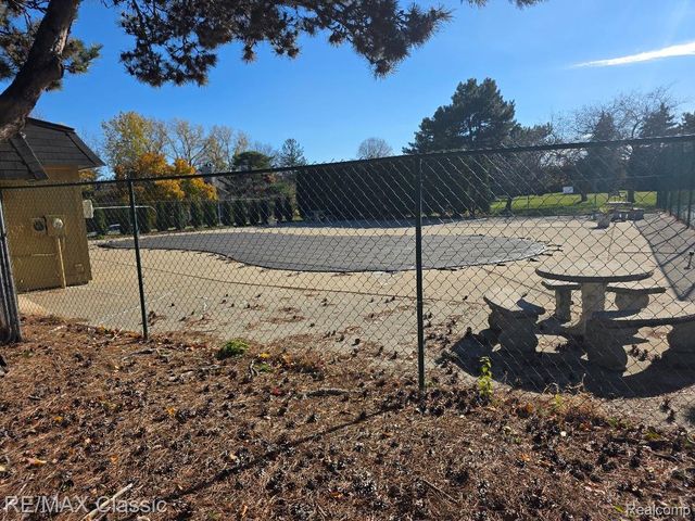 1806 S Hill Boulevard, Bloomfield Charter Township, MI 48304