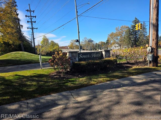 1806 S Hill Boulevard, Bloomfield Charter Township, MI 48304