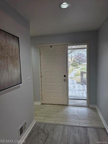 1806 S Hill Boulevard, Bloomfield Charter Township, MI 48304