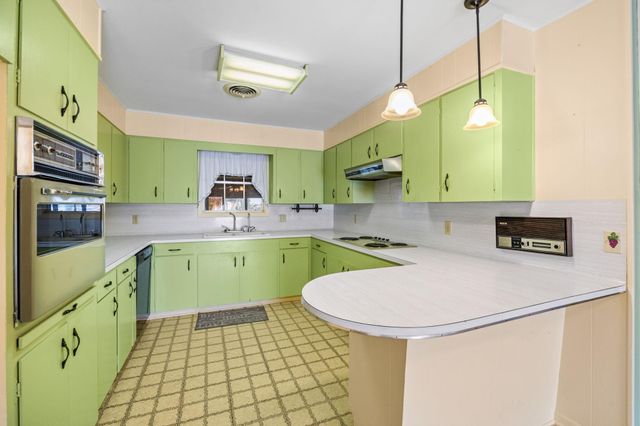 182 Lakeview 2 Road, El Campo, TX 77437