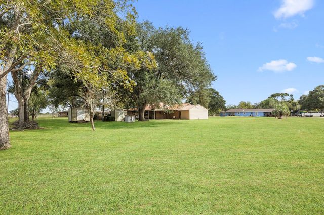 182 Lakeview 2 Road, El Campo, TX 77437