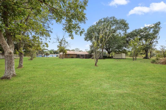 182 Lakeview 2 Road, El Campo, TX 77437