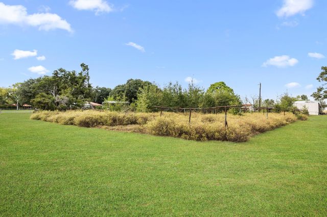 182 Lakeview 2 Road, El Campo, TX 77437